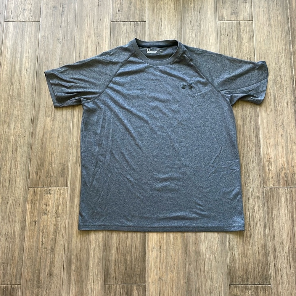 ⭐️ FREE with any additional purchase ⭐️
Under Armour heatgear tee Medium